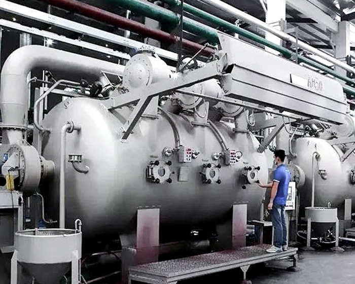 Large-scale industrial dyeing machine for seamless activewear, ensuring high color fastness and consistent shades for global B2B export.