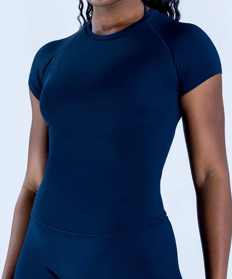 Form-fitting gym t-shirt made with seamless circular knit, featuring raglan sleeves and flatlock seams.